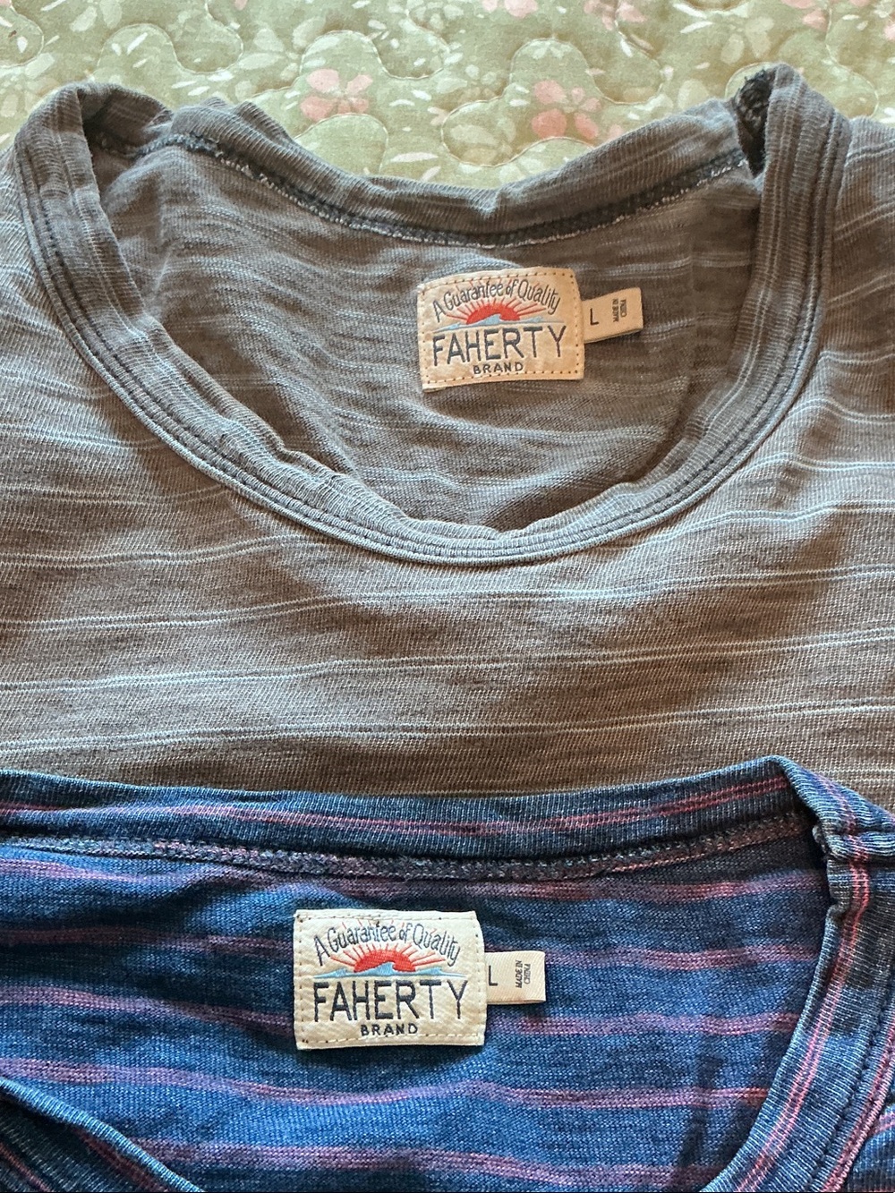 Faherty Brand Bundle of two T-shirts with pockets L - Picture 2 of 9